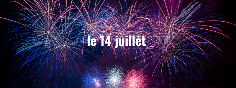 La Fête Nationale du 14 juillet en France avec des ballons tricolores et des feux d'artifice sur Paris